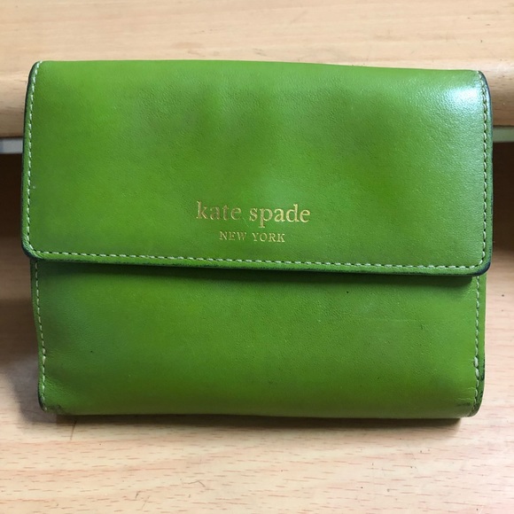 Kate Spade ♠️ Wallet Green - Picture 1 of 8